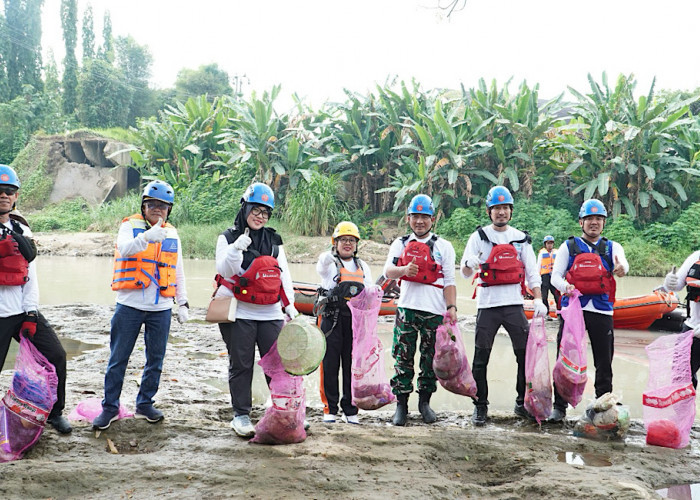 PTBA Gelar Susur Sungai, Angkut 1,56 Ton Sampah dari Sungai Enim