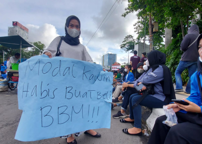 Spanduk Kocak dan Nyeleneh di Sela Panasnya Aksi Massa di Palembang