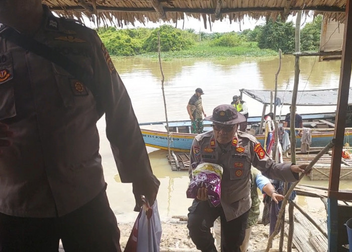 Polsek Lempuing Jaya Patroli Karhutla dan Salurkan Bansos untuk Nelayan Sungai Lempuing
