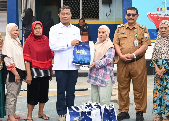 Pelindo Reg 2 Palembang Salurkan Bantuan Ribuan Paket Sembako Kepada Masyarakat Lawang Kidul dan TKBM