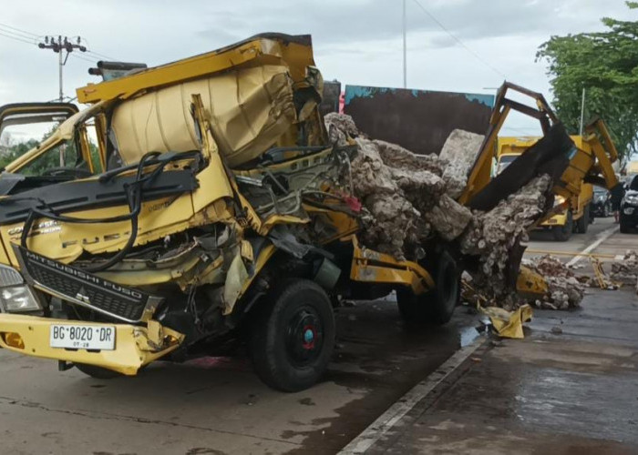 Tabrak Fuso yang Tengah Parkir Menambal Ban, Truk Bermuatan Karet Ringsek Berat, Nasib Sopir?