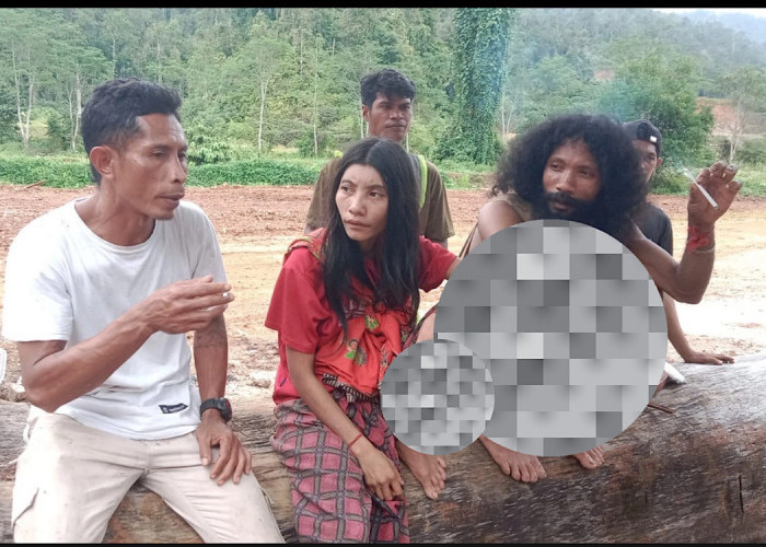 Netizen Penasaran Siapa Pekerja Tambang Gandeng 3 Orang Suku Togutil Asli Keluar Dari Hutan Rimbanya?