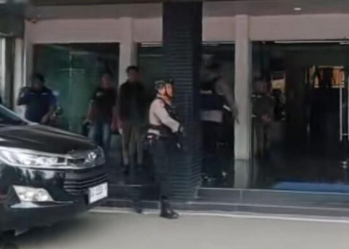 Pasca Edison Cs Terjaring OTT KPK Kembali Geledah Kantor Bupati Muara Enim, Koper Hitam Dibawa Keluar