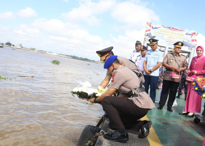 Polda Sumsel Tabur Bunga di Pesisir Sungai Musi, Hormati Jasa Pahlawan Kemanusiaan Maritim   