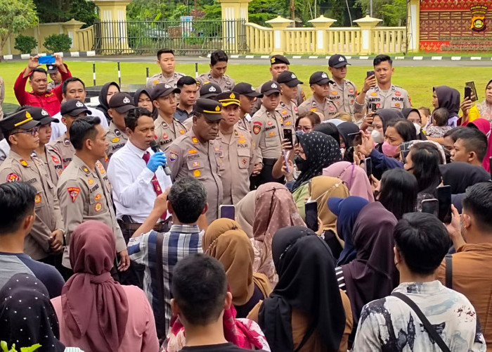 Suami Istri Bandar Arisan Bodong Baturaja Ditetapkan Tersangka, Ratusan Emak-emak Geruduk Polres OKU