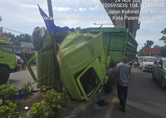 Kabin Truk Fuso Terjungkir Hantam Tiang Lampu Jalan Bawah LRT Palembang, Evakuasi Kendala Kemacetan 