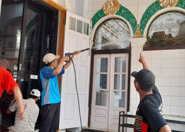 Pengurus Masjid Al-Falah Tanjung Batu Ogan Ilir Lakukan Bersih-Bersih, Semangat Tarawih Pertama