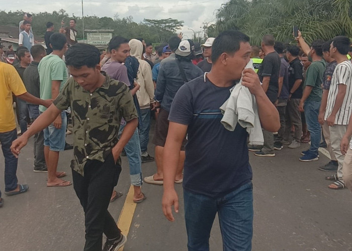 Temui Massa yang Tuntut Penghitungan Suara Ulang di Jalinsum Muratara, Komisioner KPU Dipukul-Dicekik 