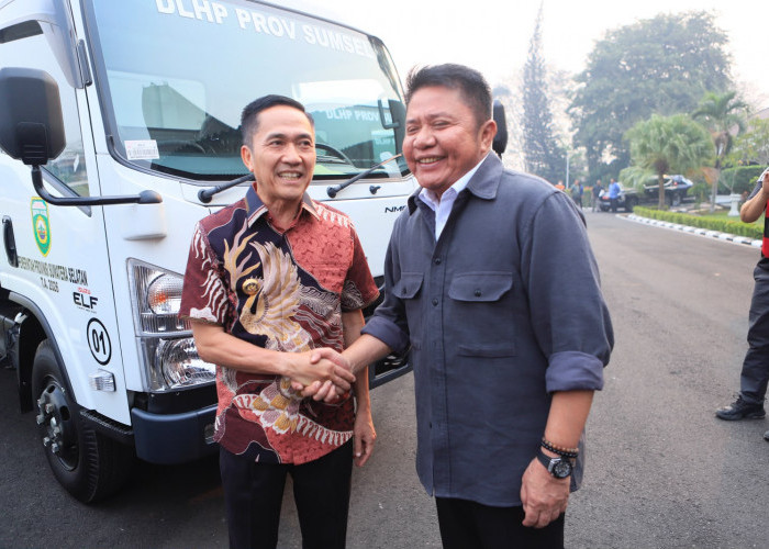 Herman Deru Serahkan Banpres Berupa Truk dan Motor Roda Tiga untuk Pemkot Palembang untuk Penanganan Karhutla
