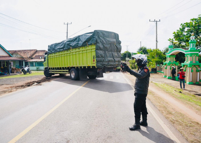 Turun Tangan Urai Kemacetan di Jalintim Palembang-Betung, Kapolda Sumsel Minta Truk Berat Putar Balik