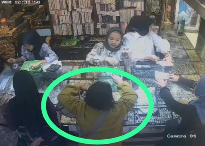 Terekam CCTV Curi Kalung Emas di Pasar 16 Palembang, IRT Asal OKI Diamankan Sedang Makan Pempek 