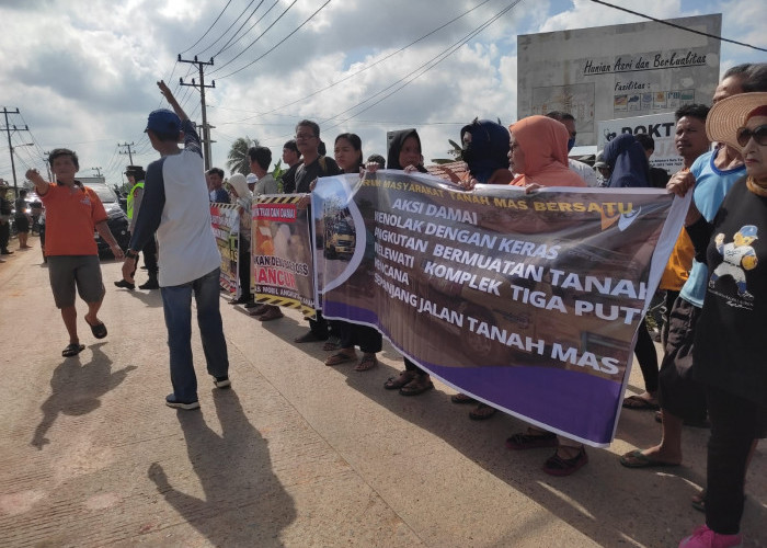 Warga Demo Tolak Angkutan Galian C Lintasi Jalan Tanah Mas dan Perumahan Tiga Putri