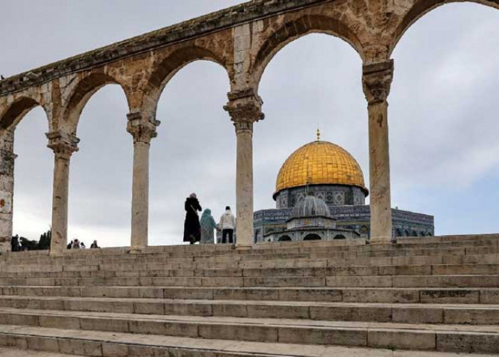 Menteri Inggris Salat di Masjid Al-Aqsa, Tegaskan Komitmen Perindungan Tempat Suci