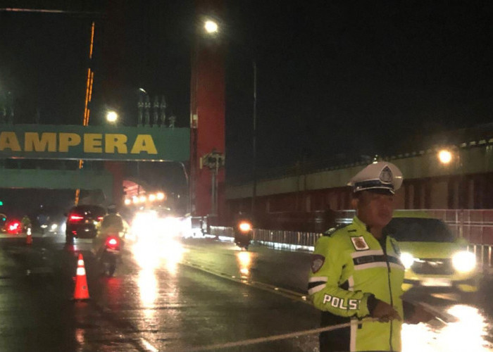 Lakalantas di At Jembatan Ampera Palembang, Sepeda Motor Hendak Putar Balik Ditabrak Pengendara dari Belakang 