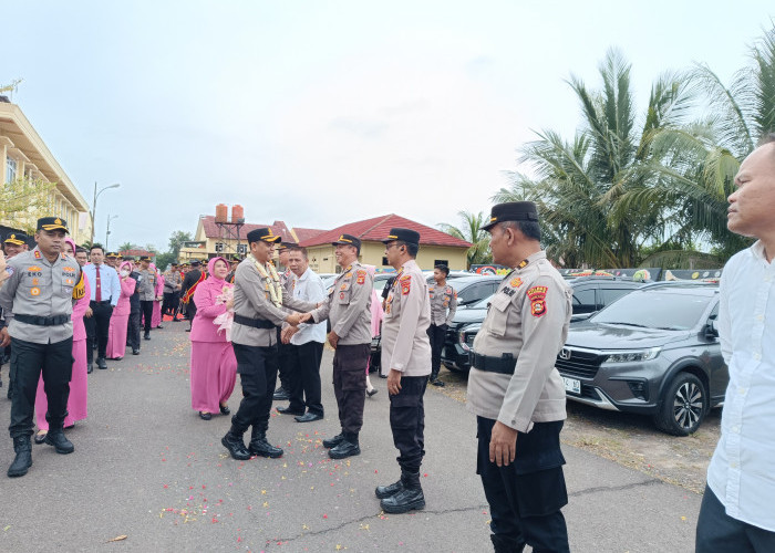 Kapolres OKI yang Baru Disambut Tradisi Pedang Pora dan yang Lama Dilepas dengan Becak