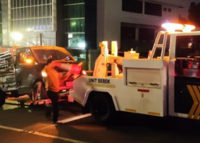 Kecelakaan Tunggal, Mobil Pickup Pengangkut Sayur Tabrak Pembatas Flyover Polda Sumsel 