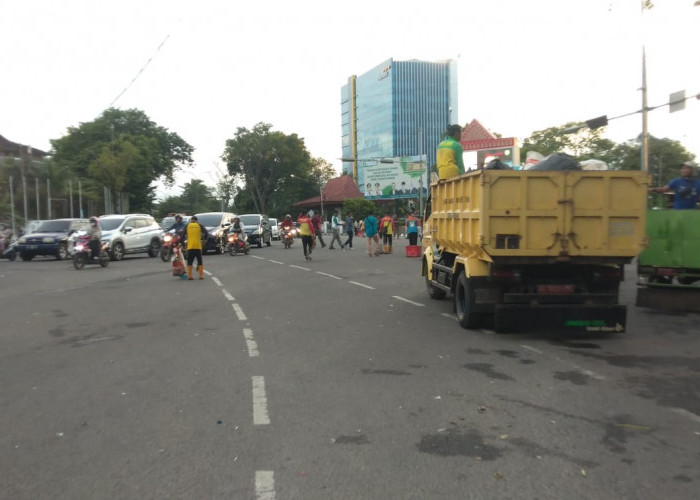 Usai Demo Sampah di Simpang DPRD Sumsel Langsung Dibersihkan, 