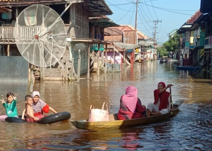  Warga Desa Beringin Makmur I Manfaatkan Banjir untuk Main Air 