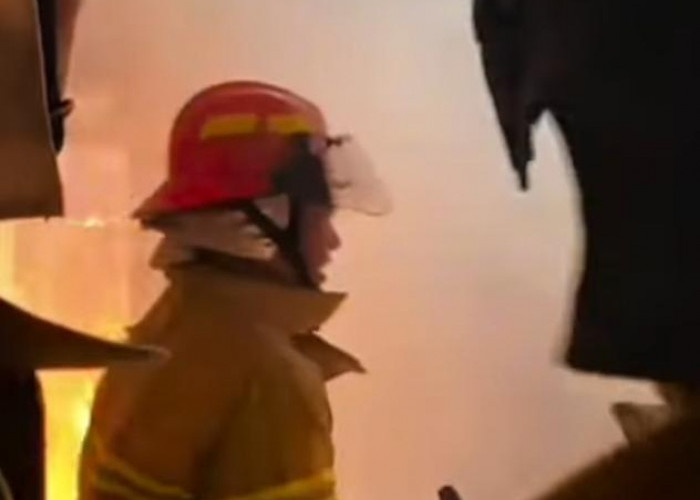 Sehari Kebakaran 2 Lokasi di Palembang, 2 Bedeng 1 Rumah Depan Pintu Kayu dan Gudang Minyak di Kertapati