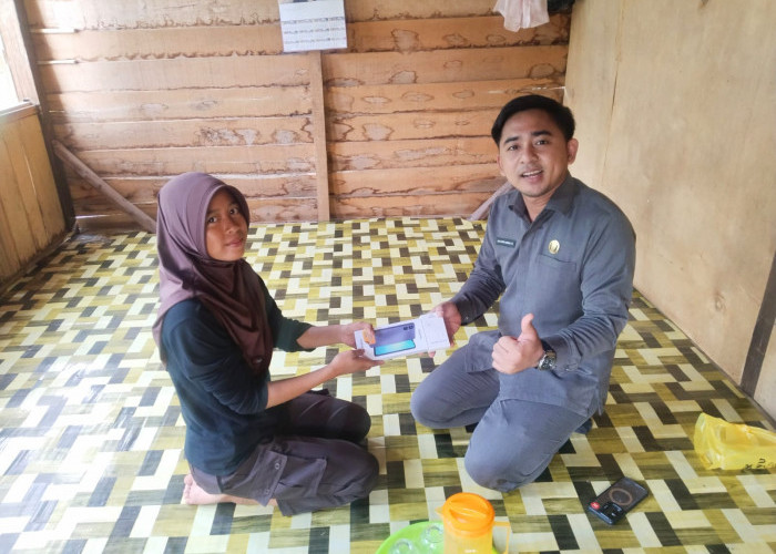 Eko Satria Asnan, Anggota DPRD Dapil 3 Ogan Ilir Berikan HP untuk Prisa, Anak Putus Sekolah yang Viral