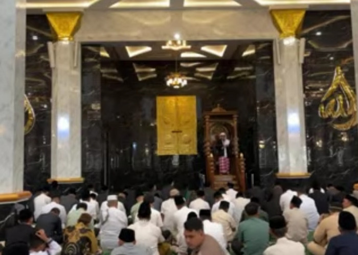 Bupati dan Wabup Ogan Ilir Laksanakan Salat Idul Adha 1446 Hijriah di Masjid Agung An-Nur Tanjung Senai