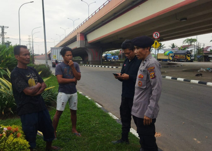 Heboh di Sosmed Diduga Aksi Pencurian BBM dari Mobil Tangki di Lampu Merah Kertapati Palembang