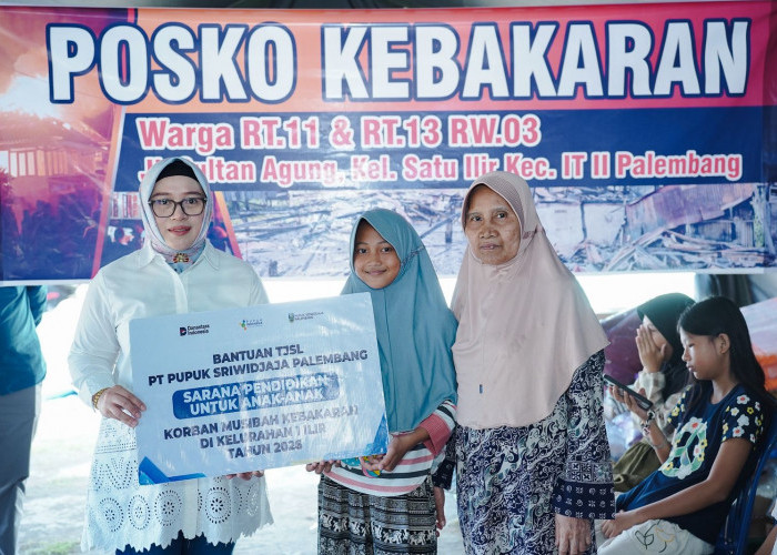 Pusri Serahkan Bantuan Sarana Pendidikan Bagi Korban Kebakaran 1 Ilir Palembang