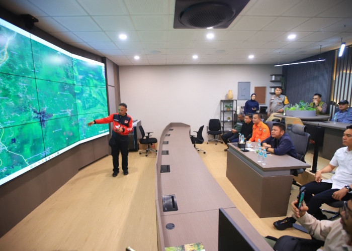 Pantau Langsung Karhutla OKI, Herman Deru Putuskan Bermalam di Lokasi Titik Api