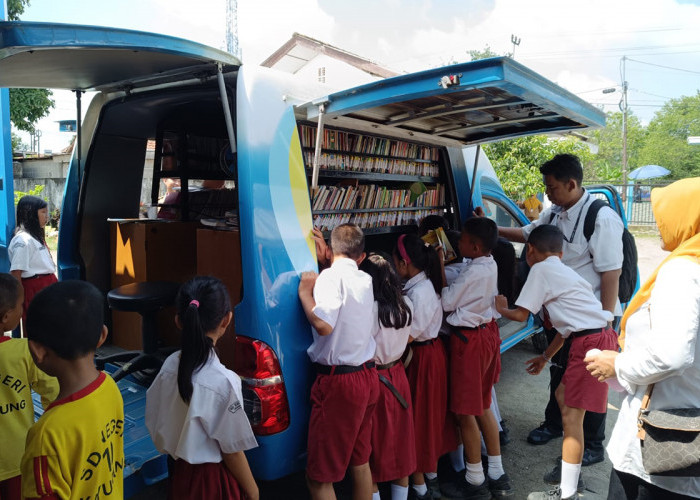  Tingkatkan Kegemaran Siswa Membaca, Mobil Perpustakaan Keliling Kunjungi Sekolah SD Negeri 10 Kayuagung