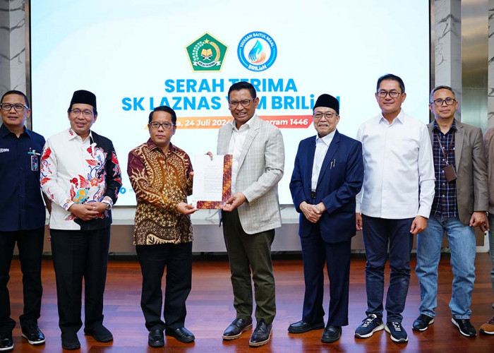 Kemenag RI Menyerahkan SK Izin Operasional Sebagai Lembaga Amil Zakat Skala Nasional Kepada YBM BRILiaN