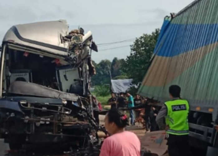 Bus AKAP Tabrak Fuso yang Parkir di Jalintim Palembang-Jambi, Kernet dan 1 Penumpang Tewas di Tempat