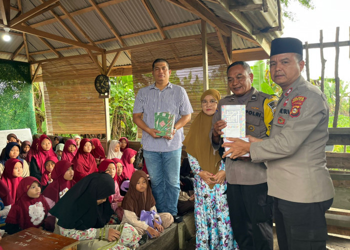 Polsek Indralaya Peduli, Serahkan Alquran kepada Rumah Tahfidz Ammalatul Quran Yatim Duafa Ogan Ilir