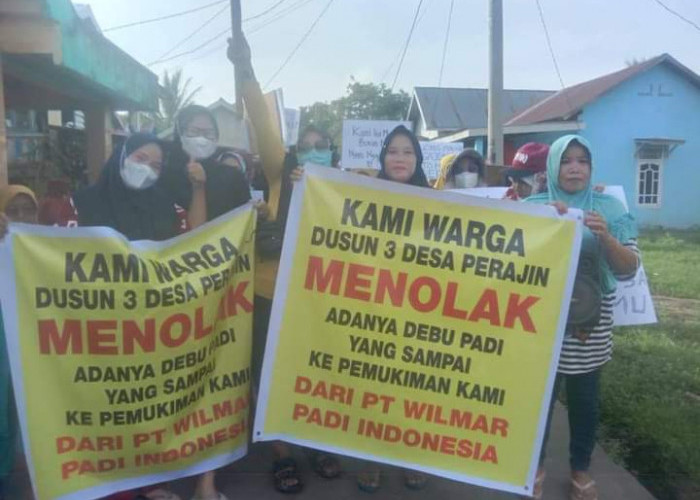 Debu Penggilingan Padi PT Wilmar Masuk Rumah Warga, Emak-emak Desa Prajen Banyuasin Turun Gunung: Kami Resah!