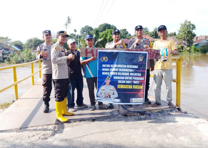 Antisipasi Korban Jiwa, Polsek Rantau Alai Ogan Ilir Pasang Spanduk Peringatan di Jembatan Amblas