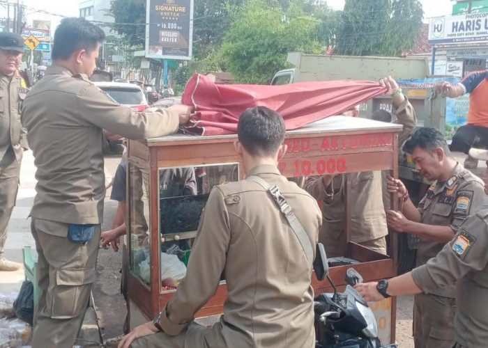 Gelar Lapak Dagangan Sebabkan Kemacetan, Sat Pol PP Palembang Tertibkan PKL Membandel