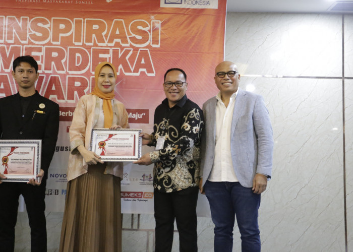 Bukti Pengabdian, Rektor Universitas Bina Darma Dapat Penghargaan Tokoh Inspirasi Merdeka