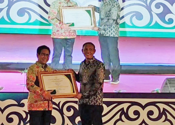 Gencar Bangun Insfrastruktur Kawasan Transmigrasi, Bupati Cik Ujang Diganjar Penghargaan dari Kementerian Desa