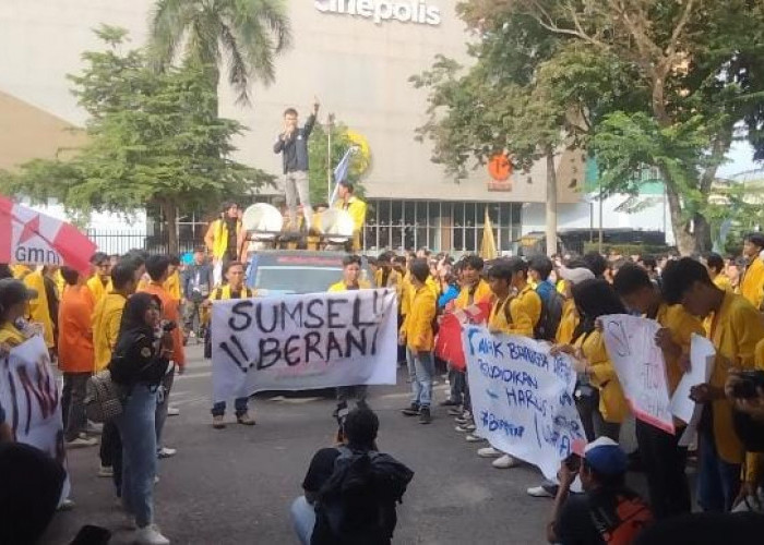 Sempat Blokade Jalan, Mahasiswa di Palembang Sampaikan Tuntutan di Bawah Rintik Hujan, Tolak Efisiensi