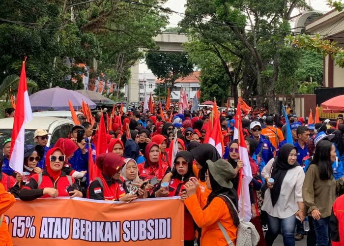 Aksi Demo di Depan Kantor Gubernur Sumsel Diwarnai Isak Tangis Ratusan Buruh, Elen Setiadi Diminta Revisi UMSP