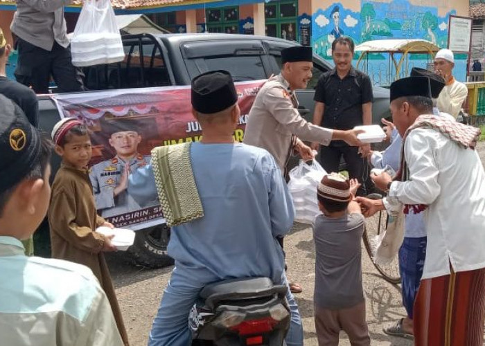 Jumat Berkah, Personel Polsek Sanga Desa Bagi-Bagi Nasi Kotak kepada Jemaah Masjid