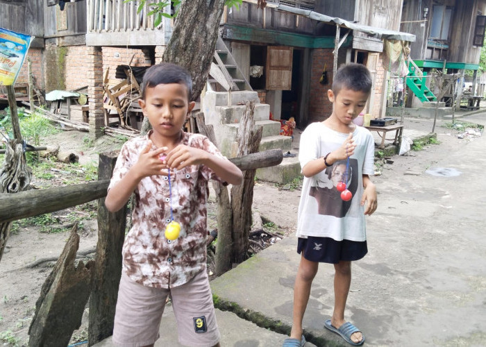 Viral di Tiktok, Permainan Lato-Lato Kini Digandrungi Anak-anak Ogan Ilir