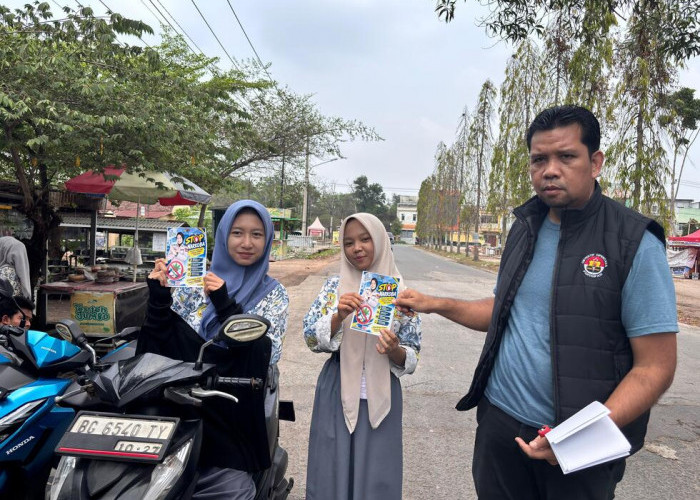 Ajak Masyarakat Jauhi Narkoba, Polres Ogan Ilir Pasang Spanduk dan Bagikan Stiker Imbauan di Indralaya