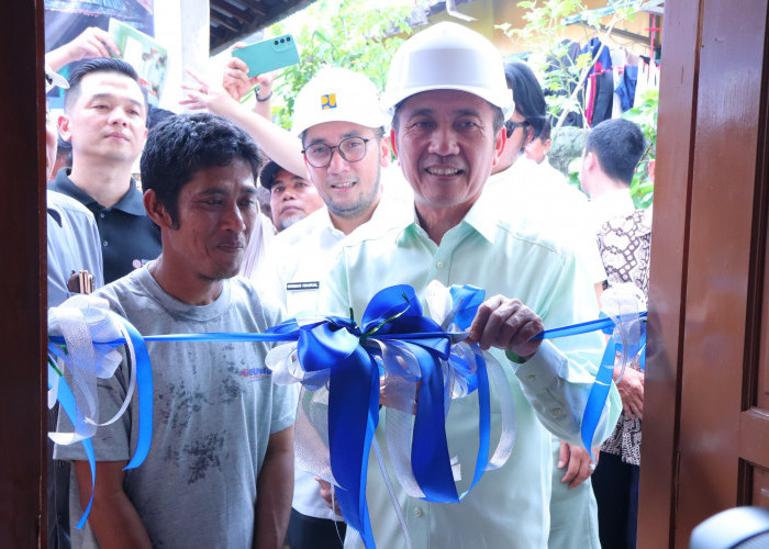 Walikota Palembang Serahkan Bantuan Rumah Layak Huni kepada Tenaga Kerja PHL Dinas PUPR Palembang