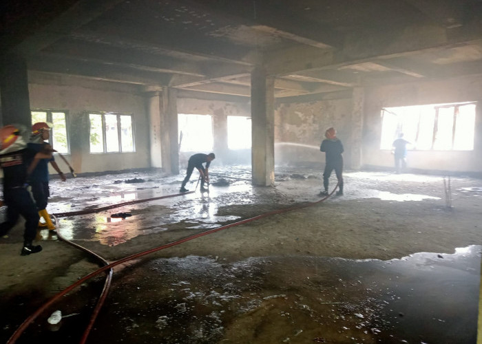 Ada 2 Bocah Bermain Korek Api Gas Sebelum Gedung Politeknik Sriwijaya Bukit Besar Terbakar