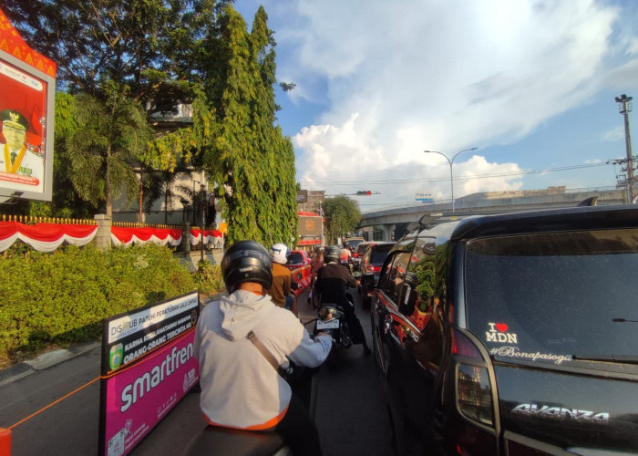 Pengendara Keluhkan Road Barrier di Lampu Merah Simpang Charitas Palembang