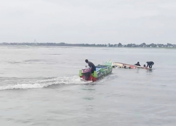 Viral di Medsos! Detik-Detik Speedboat Berpenumpang 8 Orang Terbalik di Wahana Air Tanjung Senai Ogan Ilir