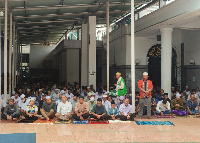Jumat Terakhir Ramadan 1445 Hijriah, Ribuan Jemaah Ramaikan Salat di Masjid Agung Palembang