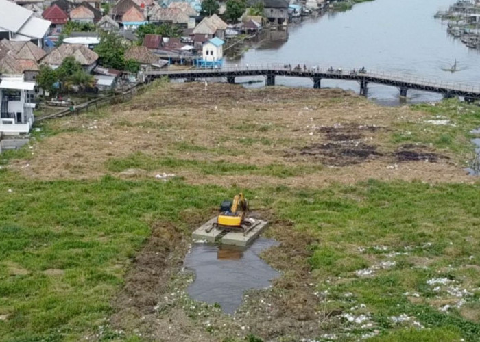 Alat Berat PUPR OKI Diturunkan Bersihkan Gulma di Jembatan Belanti