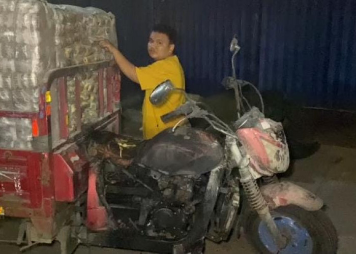 Motor Roda 3 Angkut Roti Terbakar di Simpang Charitas Palembang, Tukang Balon Melintas Padamkan Api Pakai Apar