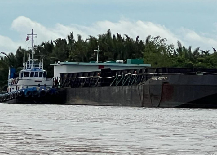 Satgasus Kejagung Sita Tug Boat-Tongkang Surya Darmadi di Sungai Lilin